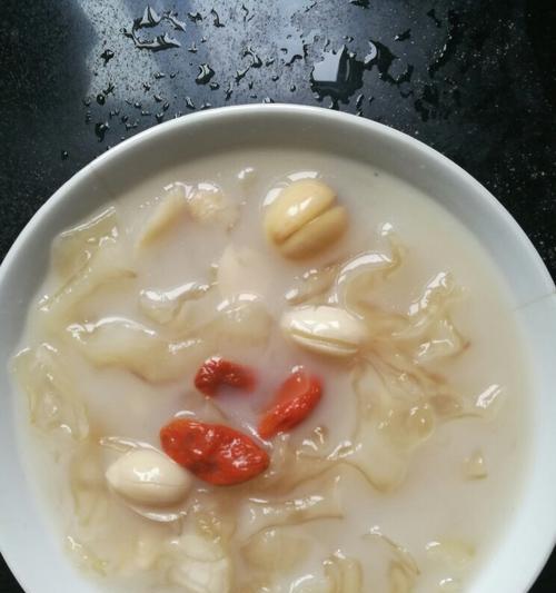 轻松学做银耳花生牛奶汤（口感丰富，食材简单易得，营养丰富，轻松自制）-第2张图片-美味行家