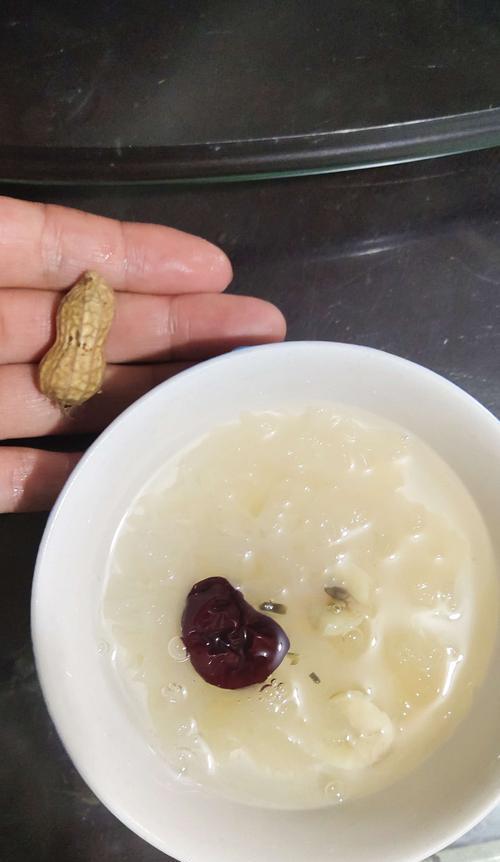 轻松学做银耳花生牛奶汤（口感丰富，食材简单易得，营养丰富，轻松自制）-第3张图片-美味行家