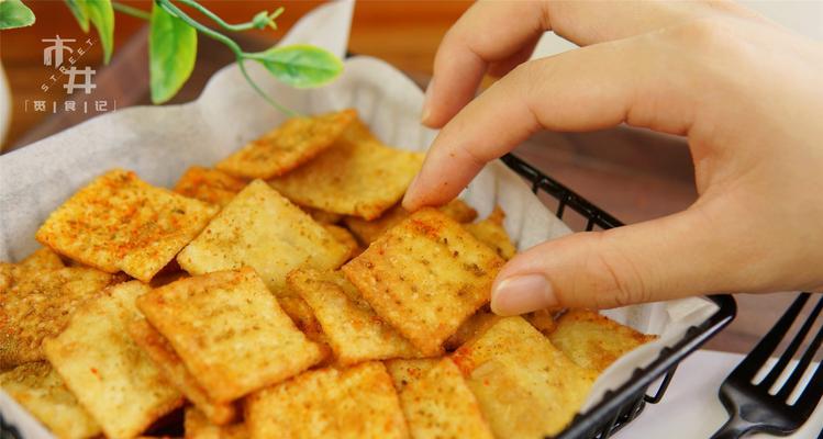 小米锅巴，一口嚼爆的美味（以小米为主材，酥脆可口，成为大众喜爱的零食）-第1张图片-美味行家