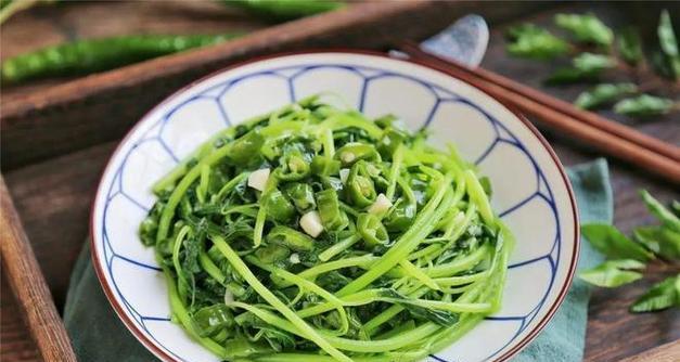香椿拌蒜薹，美味又养生（传统佳肴再现，口感鲜爽兼营养丰富）-第1张图片-美味行家