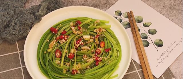 香椿拌蒜薹，美味又养生（传统佳肴再现，口感鲜爽兼营养丰富）-第3张图片-美味行家