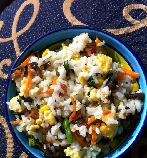 快手美食——以什锦海苔炒饭的做法（自制好吃又方便，海味独特的一道炒饭）-第1张图片-美味行家