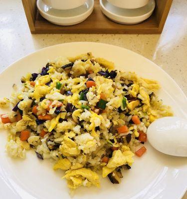 快手美食——以什锦海苔炒饭的做法（自制好吃又方便，海味独特的一道炒饭）-第2张图片-美味行家
