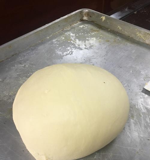手揉面包制作全攻略（如何用手揉出松软可口的面包）-第3张图片-美味行家