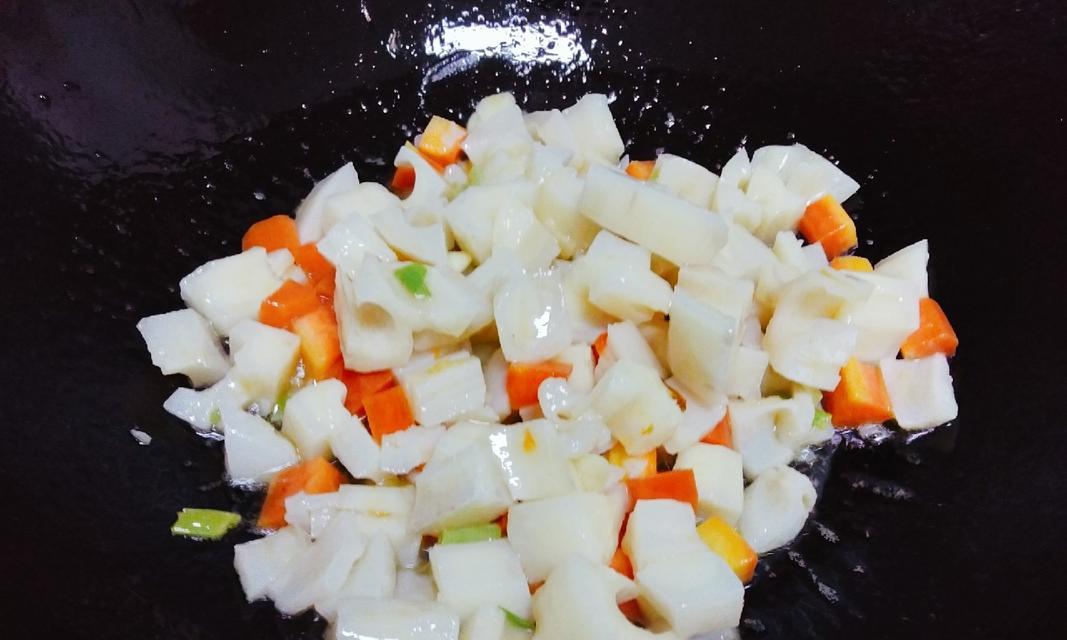 家常糖醋藕丁，口感独特美味（一道简单易学的下饭佳肴，让你大快朵颐）-第2张图片-美味行家