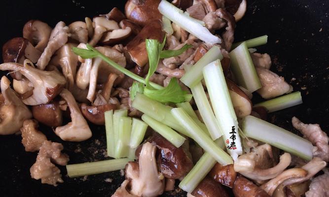美味香菇腿炒肉丝（家常美食，营养丰富）-第1张图片-美味行家