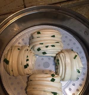 香辣葱花卷的制作方法（一起来尝试制作这道鲜美可口的中式面包吧！）-第1张图片-美味行家