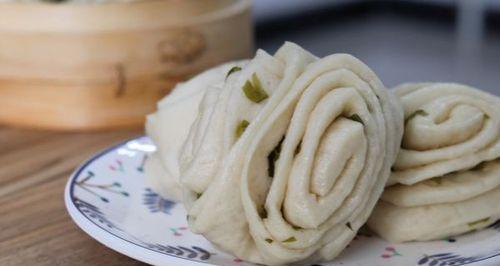 香辣葱花卷的制作方法（一起来尝试制作这道鲜美可口的中式面包吧！）-第3张图片-美味行家