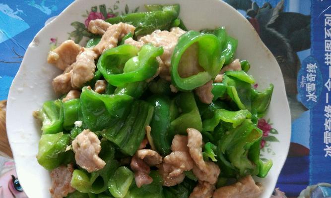 土豆丝炒青椒肉片，简单易学的下厨秘籍（用土豆丝、青椒和瘦肉片一起烹饪，味道鲜美、色彩丰富）-第1张图片-美味行家