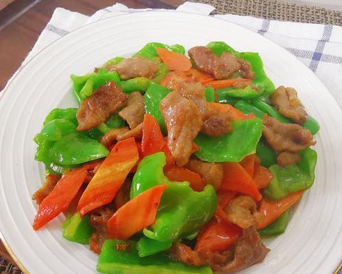 土豆丝炒青椒肉片，简单易学的下厨秘籍（用土豆丝、青椒和瘦肉片一起烹饪，味道鲜美、色彩丰富）-第3张图片-美味行家