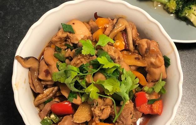 双椒蘑菇焖鸡块的美味做法（一道色香味俱全的家常菜）-第2张图片-美味行家
