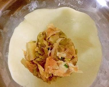 家庭自制酥皮鲜肉榨菜月饼（传统味道与创意结合，味觉盛宴）-第2张图片-美味行家
