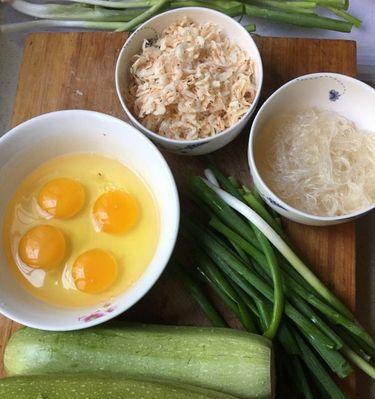 健康美味酥脆以西葫芦素饼的制作方法（以西葫芦为主材料的素食美味）-第3张图片-美味行家