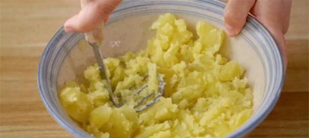 香甜奶香薯泥的制作方法（用最简单的方式，制作美味又健康的薯泥）-第2张图片-美味行家