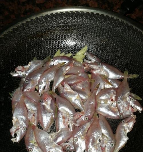 香酥剥皮鱼的制作方法详解（惊艳你的味蕾，轻松掌握的做法）-第3张图片-美味行家