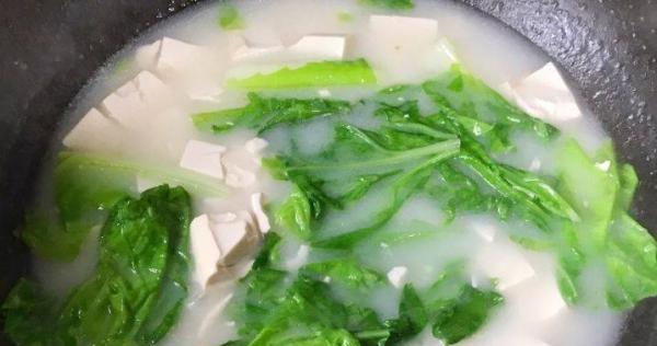 小白菜容汤，清爽解暑的夏日良方（以小白菜为主材，搭配多样食材，打造滋味丰富的美味汤品）-第1张图片-美味行家