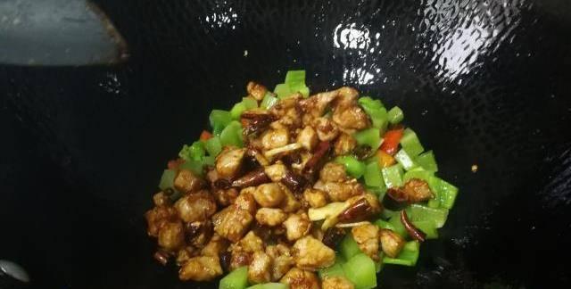 如何用油炸鲜花椒做出美味的佐料？（让口感更加香醇的炸花椒，让你的菜肴更上一层楼！）-第3张图片-美味行家