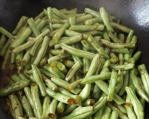 蒜香龙须豆角的美味做法（教你一招做出鲜嫩多汁的龙须豆角，让家人赞不绝口）-第3张图片-美味行家