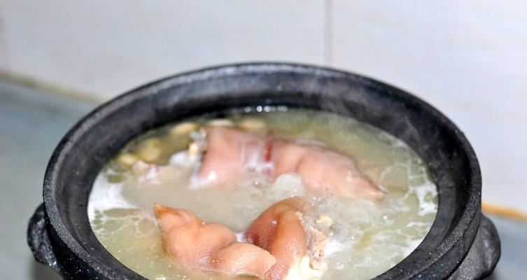解冻寒冬——煮一锅暖心的雪豆鱿鱼猪蹄汤（冬季暖身美食，味蕾感受温暖的味道）-第1张图片-美味行家