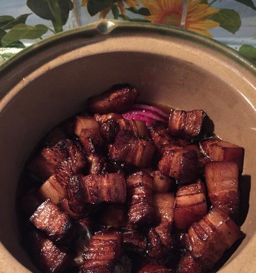 不失美味的家常红烧肉做法（以太阳花为秘密武器，让红烧肉更加美味）-第1张图片-美味行家