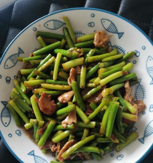 一口香嫩的蒜苔炒肉（家常菜做法，教你轻松学会）-第1张图片-美味行家