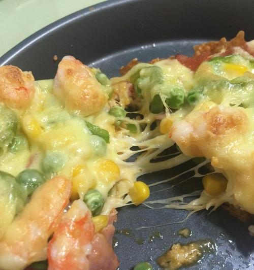 如何制作美味的虾仁培根比萨（简单易学的家庭自制方法，快速做出口感独特的美食）-第1张图片-美味行家