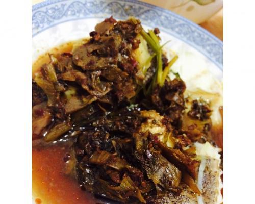 酸菜蒸鲈鱼，美味健康的佳肴（用鲈鱼和酸菜打造的美味健康菜肴）-第1张图片-美味行家