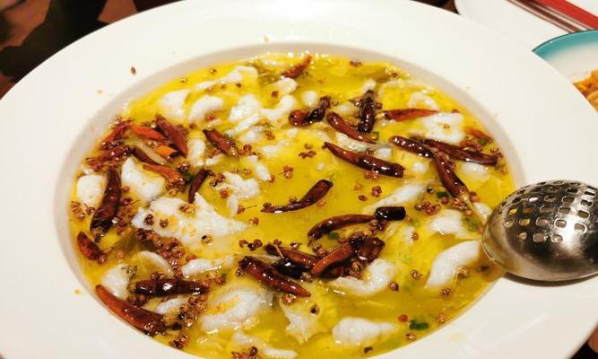 酸菜蒸鲈鱼，美味健康的佳肴（用鲈鱼和酸菜打造的美味健康菜肴）-第3张图片-美味行家