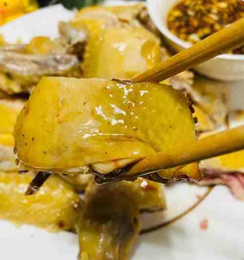 沙姜汁白切鸡的制作方法（新鲜汁液搭配经典口感，尽享美味佳肴）-第1张图片-美味行家
