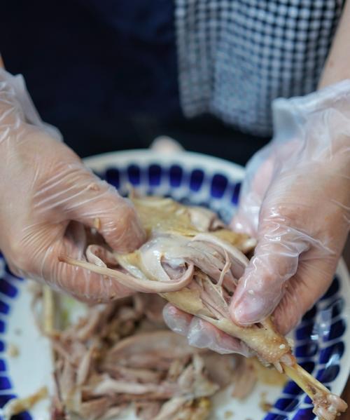 沙姜汁白切鸡的制作方法（新鲜汁液搭配经典口感，尽享美味佳肴）-第3张图片-美味行家
