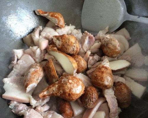 猪肉芋头烧，让你回味无穷（中式经典家常菜，口感柔嫩滑爽，营养丰富，健康美味）-第2张图片-美味行家