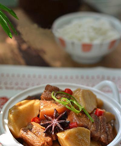 猪肉芋头烧，让你回味无穷（中式经典家常菜，口感柔嫩滑爽，营养丰富，健康美味）-第3张图片-美味行家