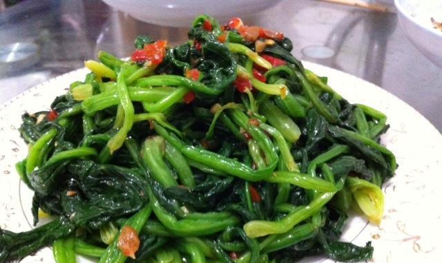 小鱼凉拌菠菜，清爽美味的夏日凉菜！（用小鱼和新鲜菠菜，做一份健康美食！）-第1张图片-美味行家