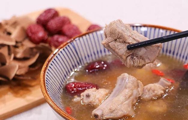 猪骨老火汤——滋补养生的佳肴（制作猪骨老火汤的方法和功效解析）-第1张图片-美味行家