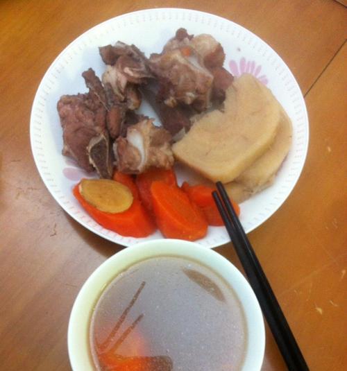 猪骨老火汤——滋补养生的佳肴（制作猪骨老火汤的方法和功效解析）-第2张图片-美味行家