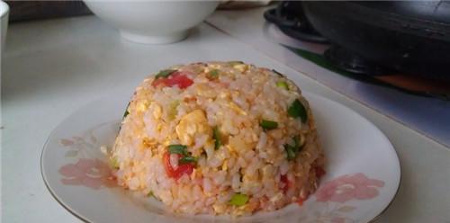 美味可口的西红柿鸭蛋炒饭（家常餐桌必备，简单易做的一道美食）-第1张图片-美味行家