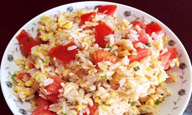 美味可口的西红柿鸭蛋炒饭（家常餐桌必备，简单易做的一道美食）-第2张图片-美味行家