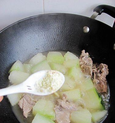 轻盈健康的素食佳肴——素烧冬瓜丝（清爽可口的夏日美食，冬瓜入菜提神解暑）-第3张图片-美味行家