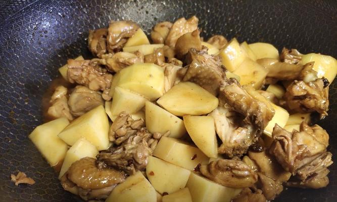 土豆焖鸡块的美食诱惑（一道家常菜，美味可口又营养丰富）-第1张图片-美味行家