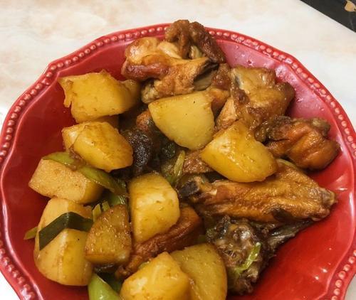 土豆焖鸡块的美食诱惑（一道家常菜，美味可口又营养丰富）-第3张图片-美味行家