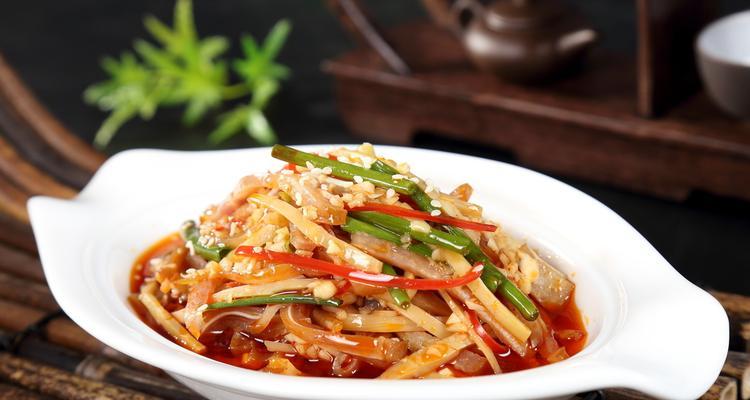 美味双椒拌耳丝（用辣椒和青椒制作的鲜香耳丝佳肴）-第3张图片-美味行家