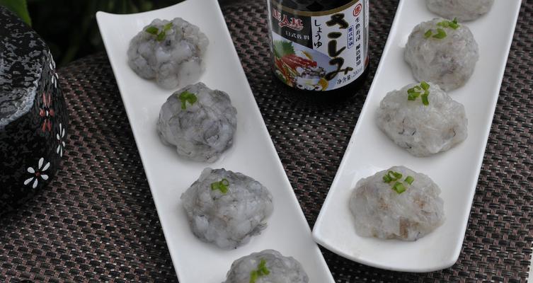 手把手教你做美味虾滑（用新鲜虾仁做出鲜美滑嫩的虾滑，让你的味蕾尽情享受）-第1张图片-美味行家