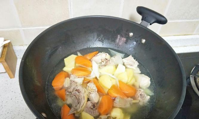 家庭美食，沙锅煲土豆块咖喱鸡汤（健康美味，简单易做，土豆咖喱煲鸡汤佳肴）-第3张图片-美味行家