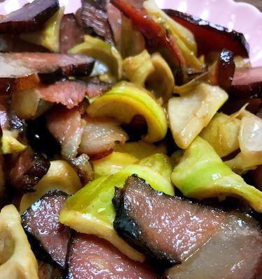 笋尖炒腊肉的美味做法（家常菜谱分享，健康营养又开胃，快来学做吧！）-第1张图片-美味行家