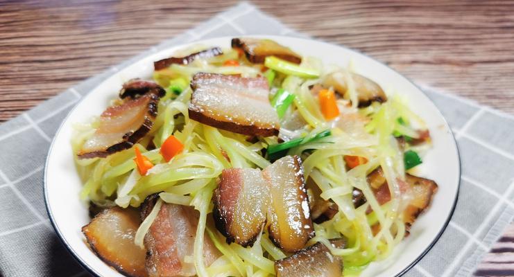 笋尖炒腊肉的美味做法（家常菜谱分享，健康营养又开胃，快来学做吧！）-第3张图片-美味行家