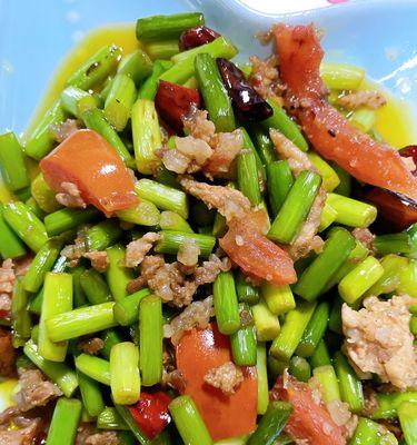 肉末蒜苔粒的家常美味（家庭厨房里的经典美食）-第1张图片-美味行家