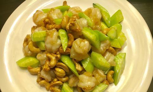 健康美味的腰果黄瓜虾仁（使用新鲜材料，轻松制作口感极佳的海鲜美食）-第2张图片-美味行家