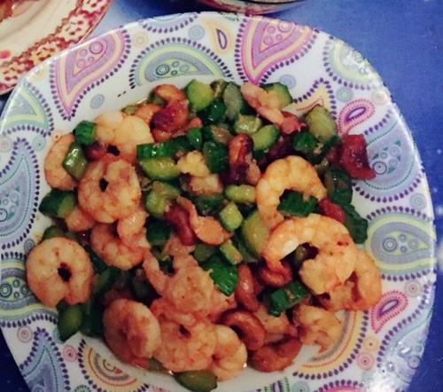健康美味的腰果黄瓜虾仁（使用新鲜材料，轻松制作口感极佳的海鲜美食）-第3张图片-美味行家
