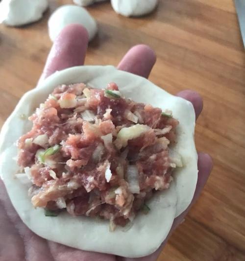 用大葱为调味品，做一份美味馅饼猪肉（教你如何制作口感好、味道棒的大葱馅饼猪肉）-第3张图片-美味行家