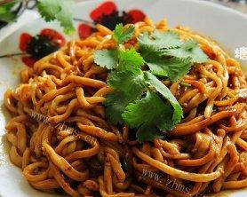 自制手擀拌面，轻松做出美味面食（用双手揉出的幸福，不可错过的制作技巧）-第1张图片-美味行家